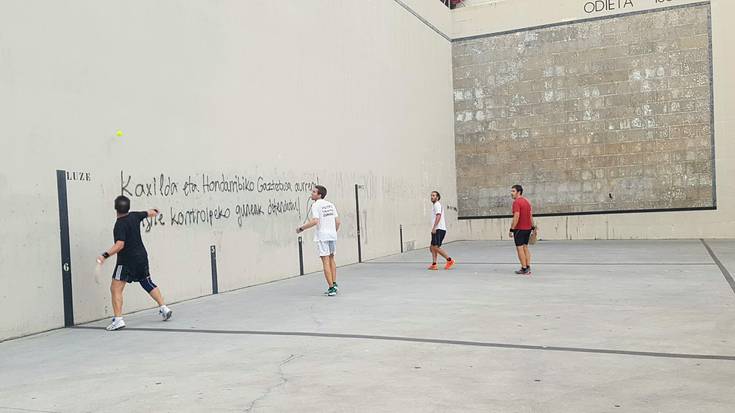 Eguraldi txarrak ez ditu geratu pala eta esku pilota txapelketa herrikoiak