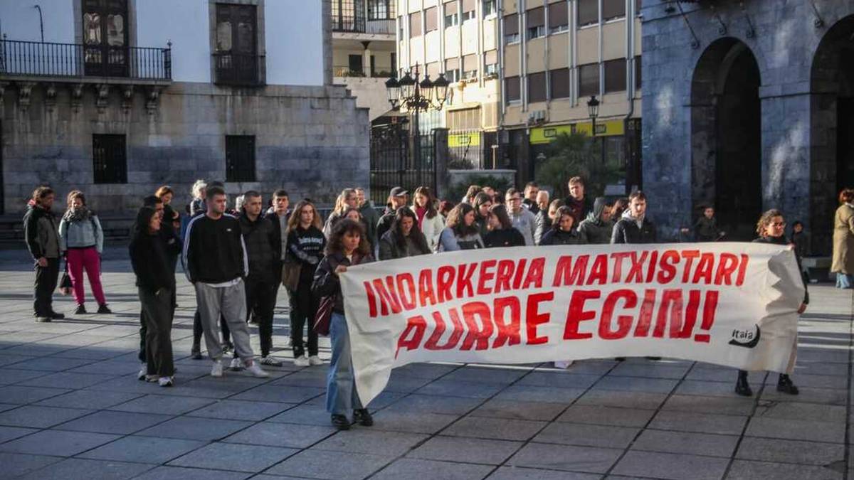 Egunotan Euskal Herrian izandako hilketa eta eraso matxistak salatu ditu Itaiak plazan