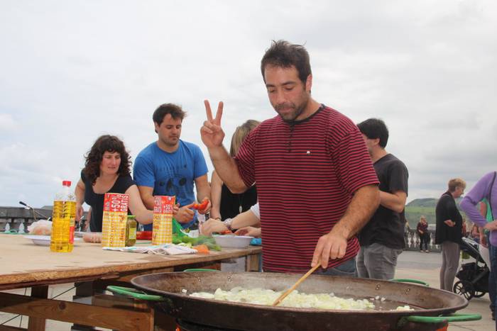 Irudietan: Sanpelaioetako paella lehiaketa, Zarauzko Munoa plazan