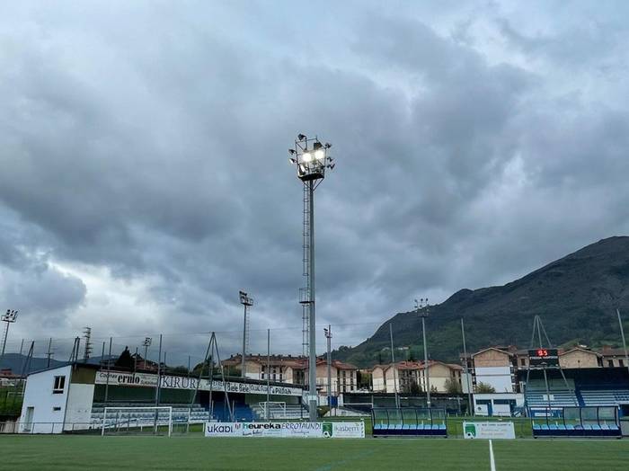 Futbol zelai artifizialaren argiztapena berritzeak %35 murriztu du argindarraren kontsumoa