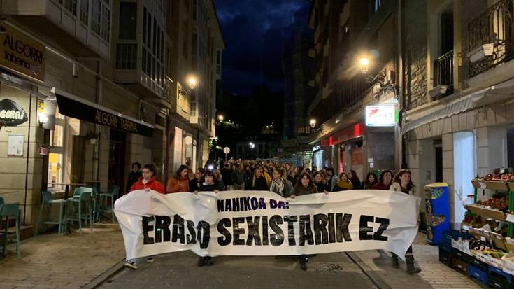 Joan den asteburuan izandako sexu erasoak gaitetsi ditu Zumaiako herriak