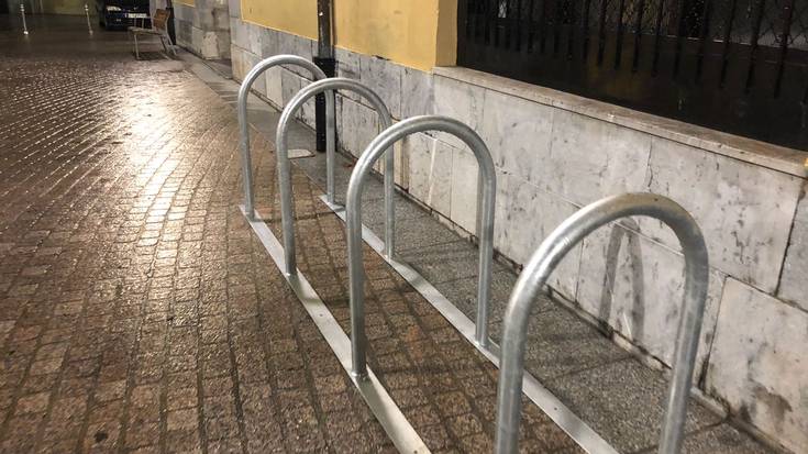 Bizikletak uzteko gunea egokitu dute Perez Arregi plazan
