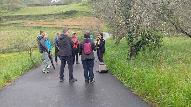 Ibarbi sagarraren loraldiaz eta Errezilgo parajeetaz gozatu dute