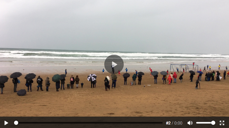 Gaztetxoak ere hasi dira hondartza futbolean