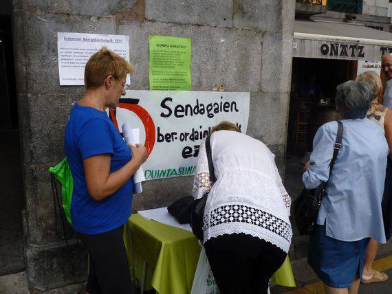 Botiken berrordainketaren kontrako sinadura bilketa Azpeitian