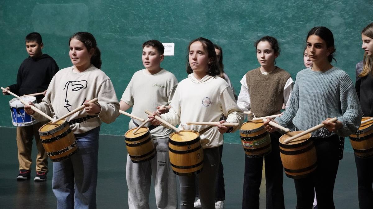 Hasi dira haurrak danborrada egunerako prestatzen