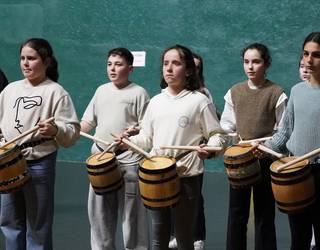 Hasi dira haurrak danborrada egunerako prestatzen