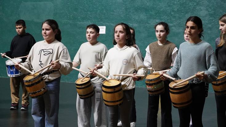 Hasi dira haurrak danborrada egunerako prestatzen