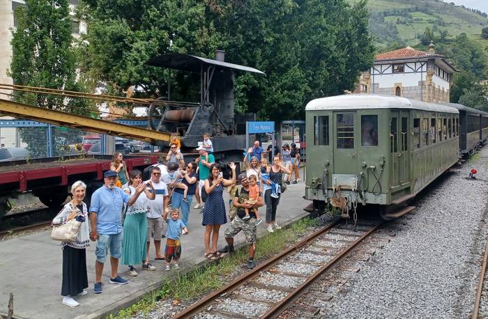 Egunotan bisitari ugari dabil trenaren museoan