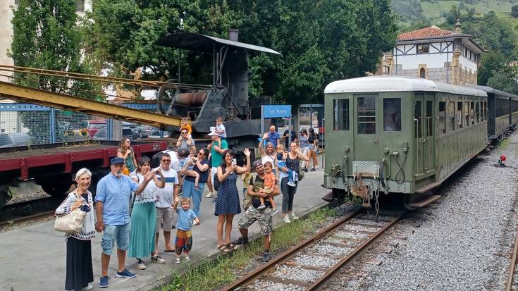 Egunotan bisitari ugari dabil trenaren museoan