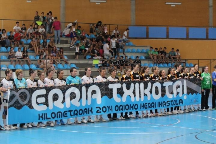 Kiroldegia beteta Kilometroak-en aldeko eskubaloi partidatan