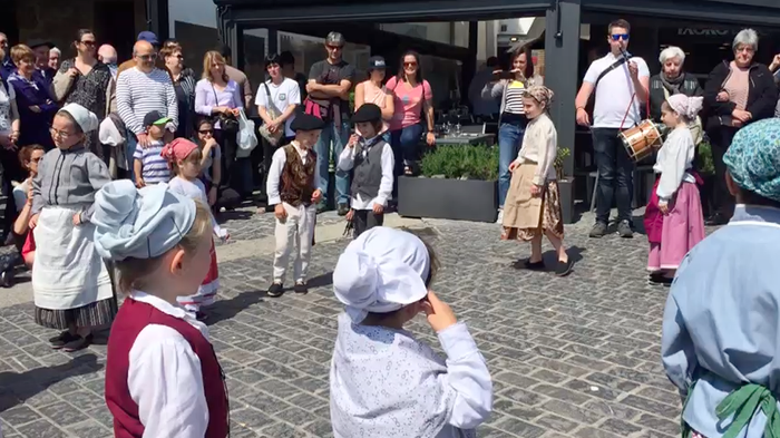 BIDEOA: Zarauzko Jalgi dantza taldeko txikienak, Getariako Antxoa Egunean
