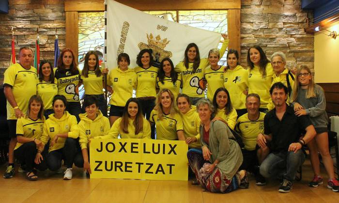 Joxe Luix Gozategiri eskaini dio Orioko emakumezkoen traineruak Lekeitioko bandera