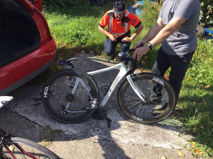 Auto batek bi txirrindulari kolpatu ditu Iraetan, eta ihes egin du