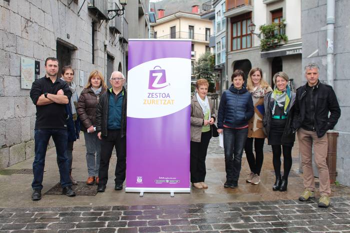 Irudi berria eta kanpaina aurkeztu ditu Zestoan merkatari elkarteak