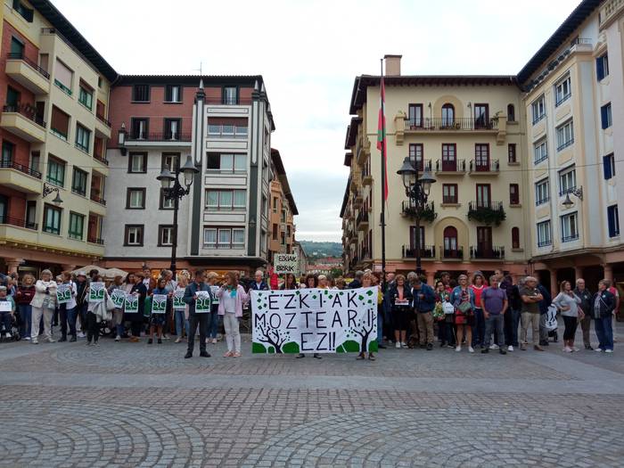 Plazara atera dute ezkiak mantentzearen aldeko aldarria