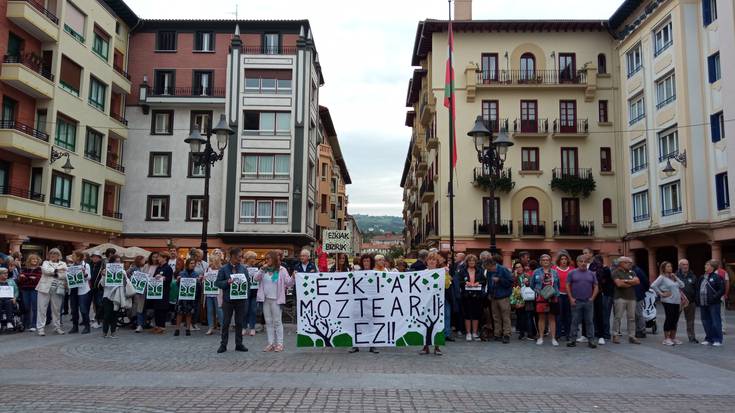Plazara atera dute ezkiak mantentzearen aldeko aldarria