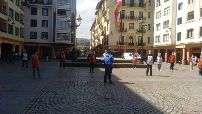 Pentsiodunen elkarretaratzea udaletxe aurrean