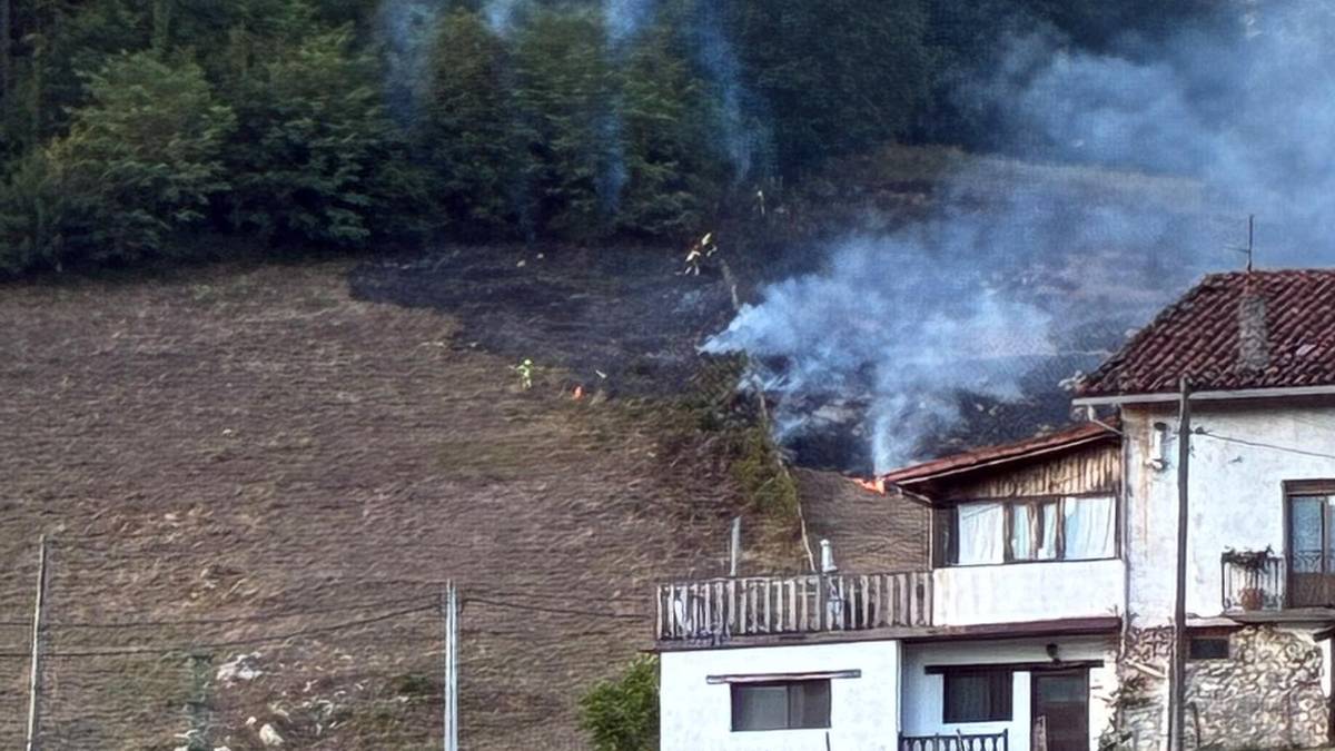 Sua zabaldu da Txintxillo eremuko lursail batean