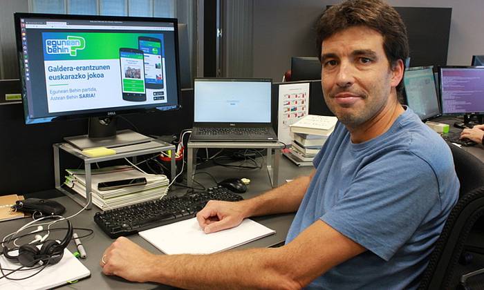 Josu Azpillaga: "Saiakera txiki bat da euskarazko ikono bat telefonoetan sartzeko"