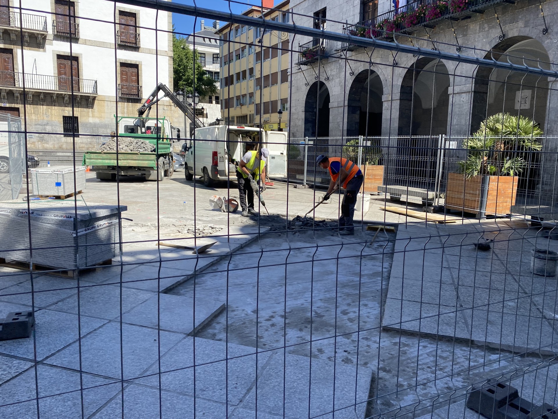 Herriko plazako baldosak berritzen ari dira