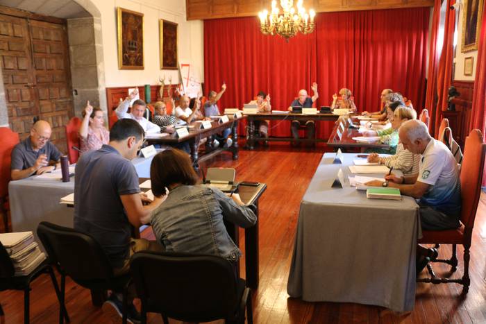 Desadostasunak eragin dituzte San Jose egoitzaren protokoloak eta hainbat moziok Azkoitiko udalbatzarrean