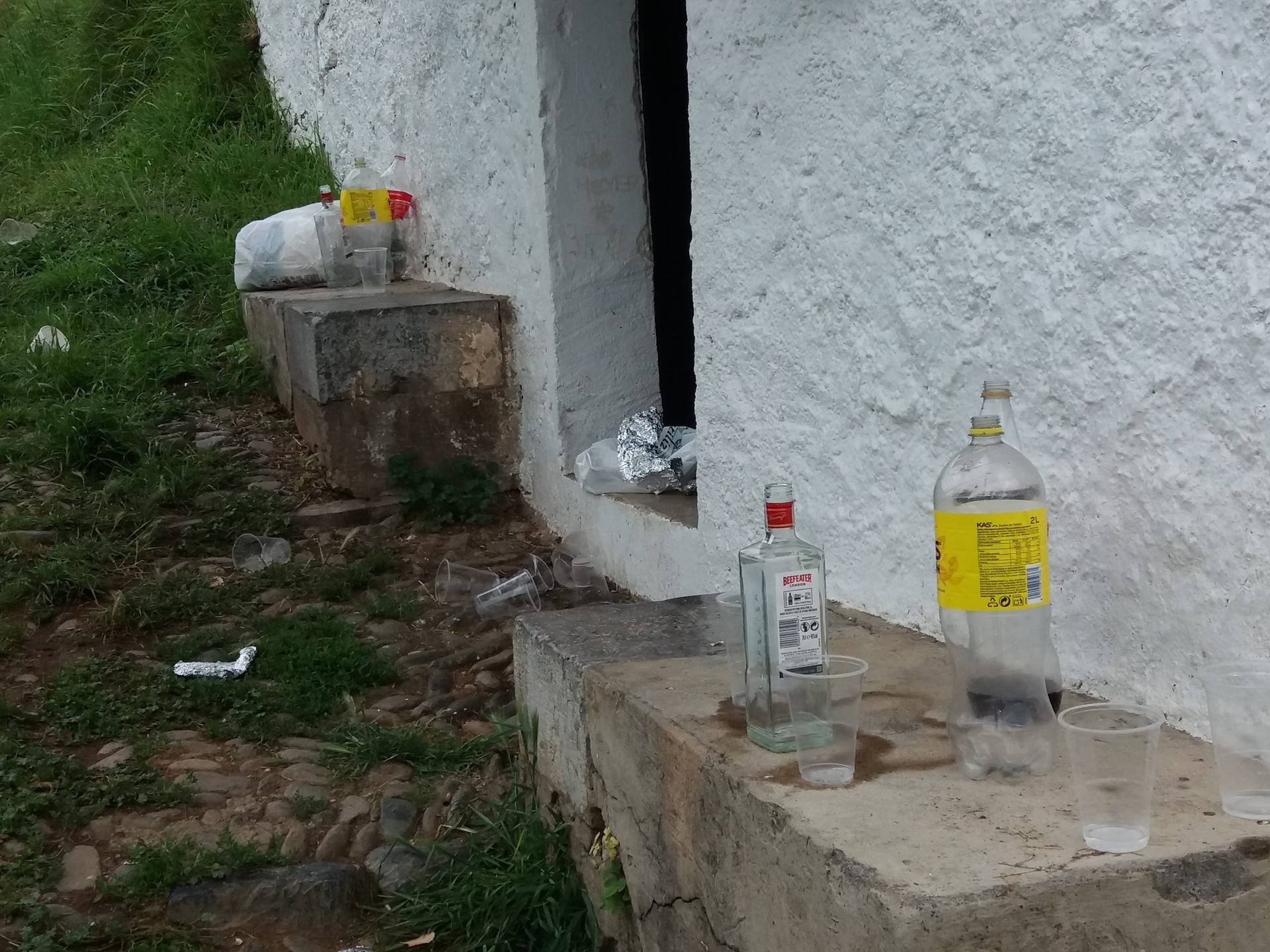 Santutxo auzoko ermita, zikinduta