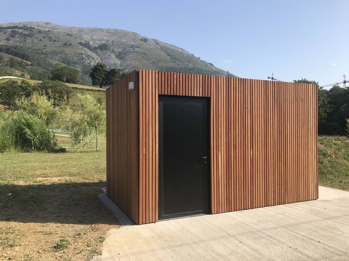 Izarraizko Atea parkean komunak eta mahai gehiago jarri ditu Azpeitiko Udalak