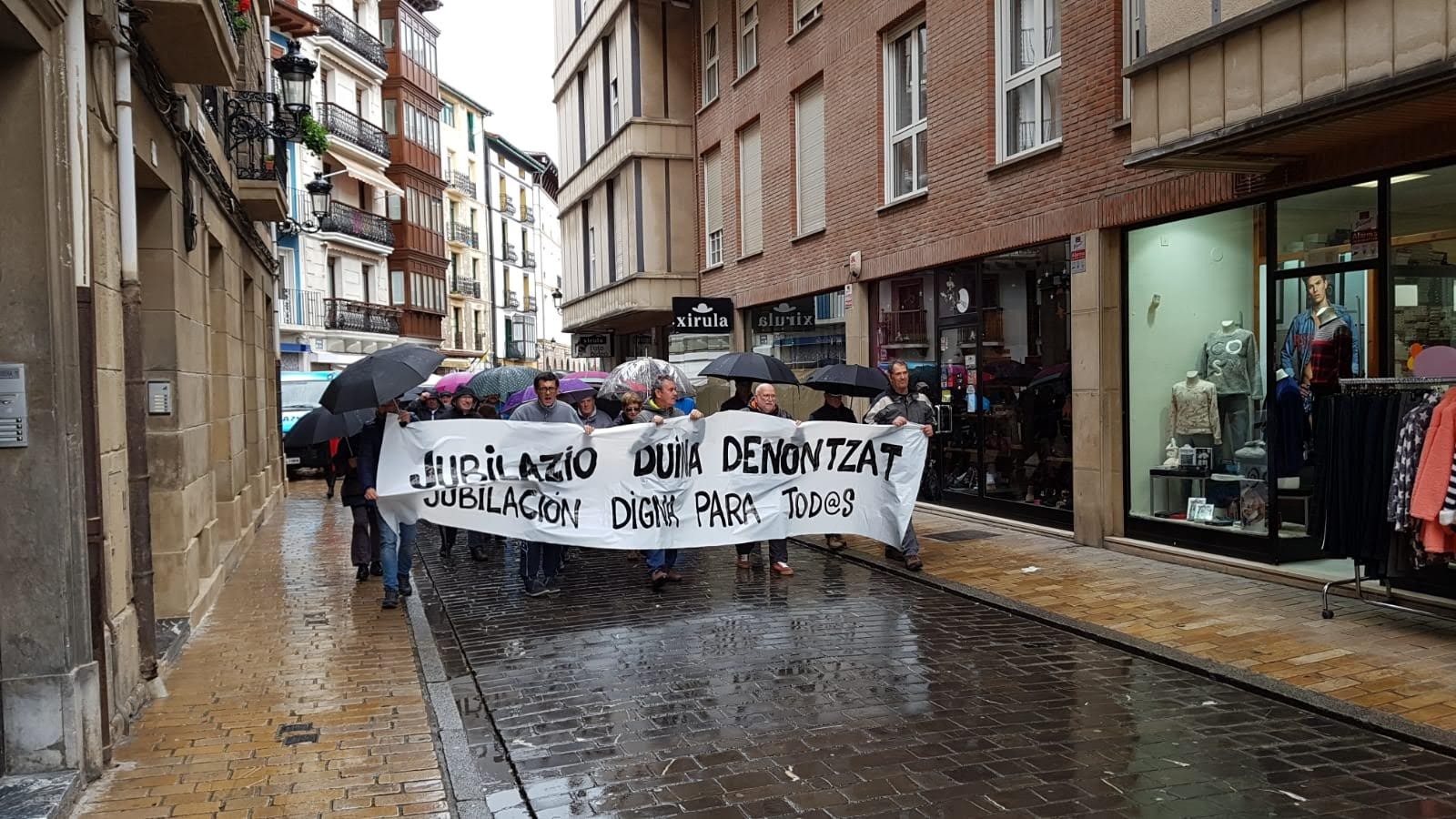 Pentsiodunek manifestazioa egin dute gaur