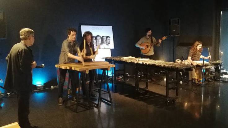 Bost buru eta harri bat Orekan