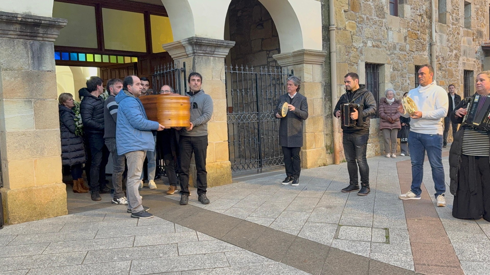 Luziano Soraluze 'Porrutxo' pandero-jotzaileari omenaldia egin diote azken agurrean