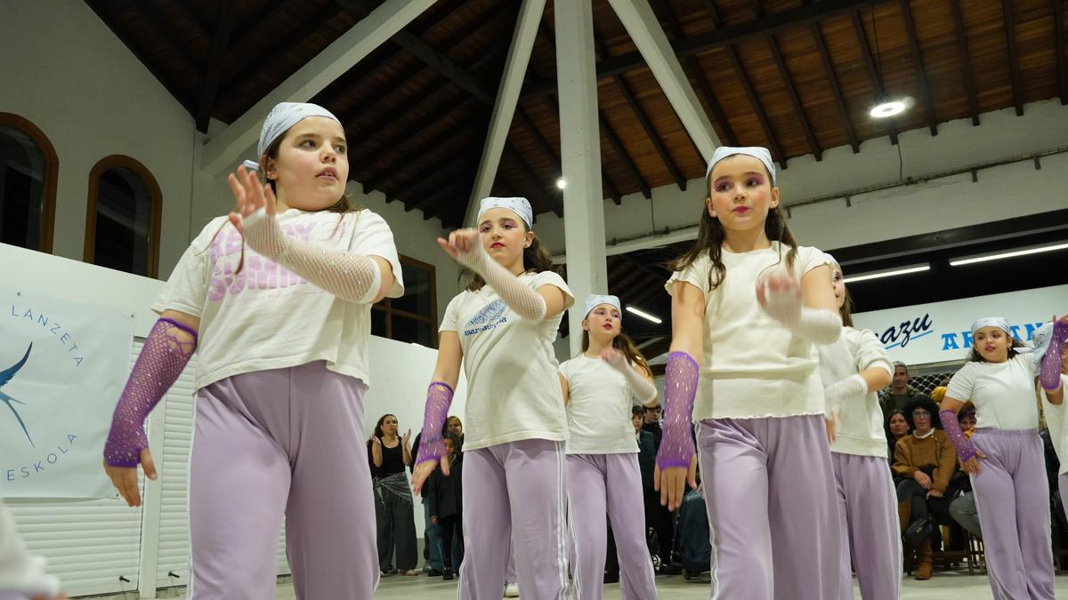 Dotore aritu dira Enara Lanzetako dantza eskolako ikasleak lehenengo emanaldian