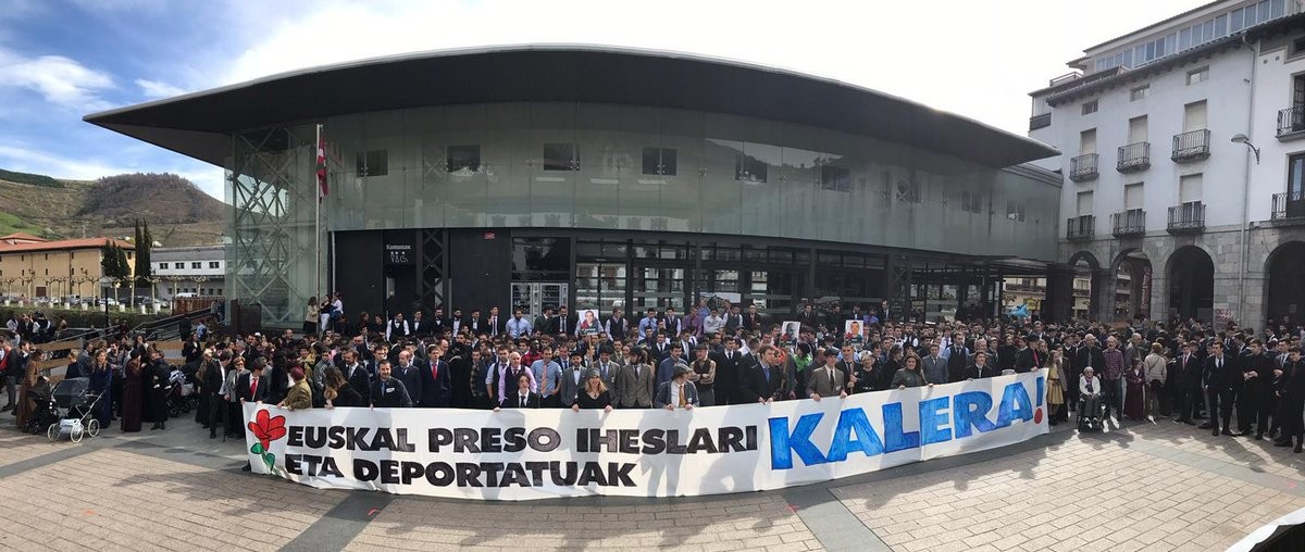 Presoen, iheslarien eta deportatuen aldeko argazkia atera dute ehunka lagunek Elegante Egunean