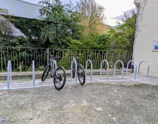 Bizikletentzako bi aparkaleku berri jarri dituzte
