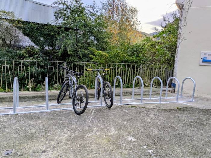 Bizikletentzako bi aparkaleku berri jarri dituzte