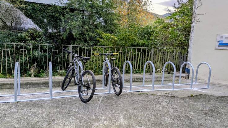 Bizikletentzako bi aparkaleku berri jarri dituzte