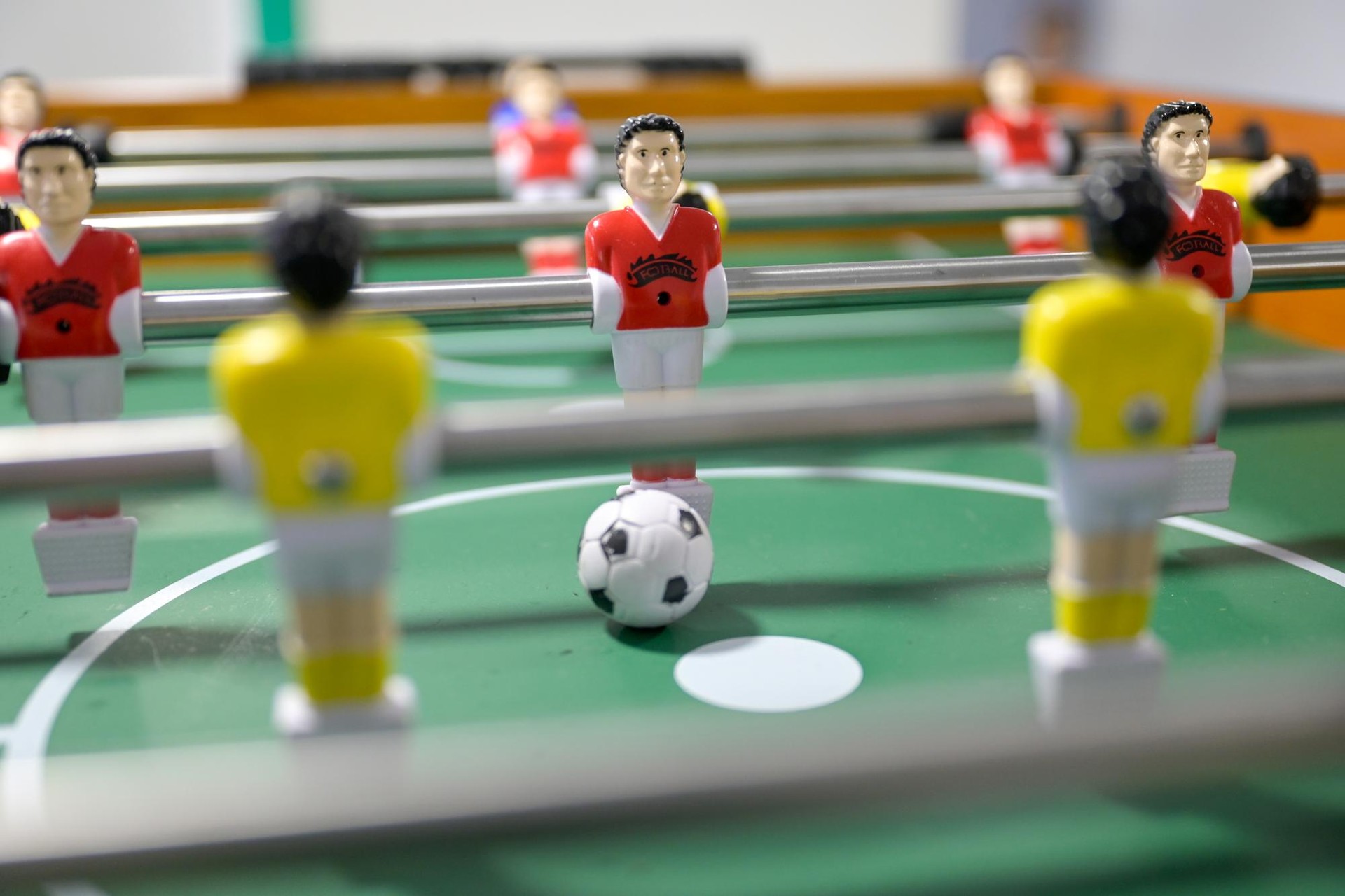 Ping-pong nahiz futbolin txapelketak eta karaokea bihar, gaztetxean