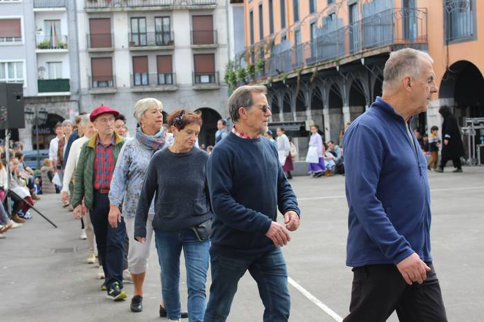 Dantzaldia: plaza dantzak Bat-Bitan taldearekin