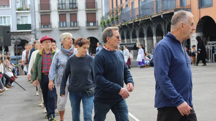 Dantzaldia: plaza dantzak Bat-Bitan taldearekin