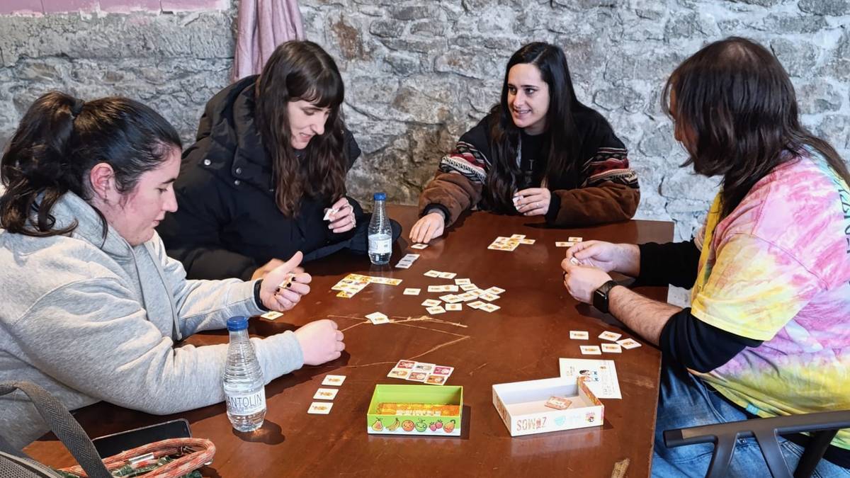 Mahai jokoak lagun artean, arratsalde pasa egiteko