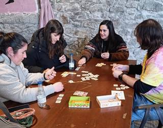 Mahai jokoak lagun artean, arratsalde pasa egiteko