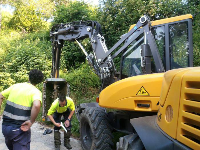 Makina erosita, Azkoitiko baserri bideak garbitzen hasi da brigada