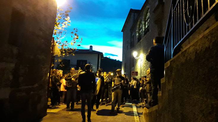 Txori Txiki Musika eta Dantza Eskolakoen kalejira