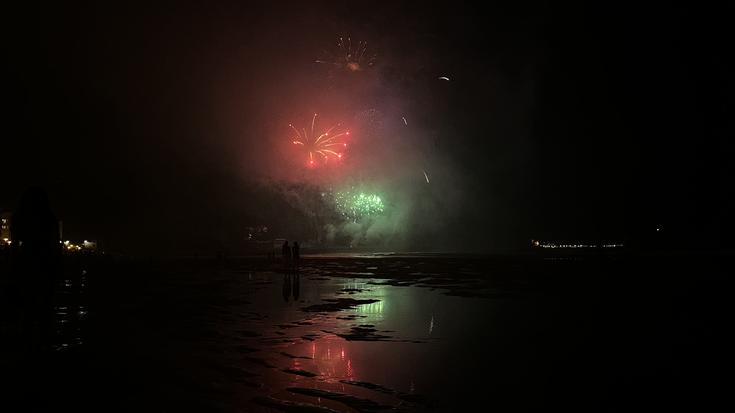 Su artifizialek Zarauzko zerua kolorez jantzi zuten atzo