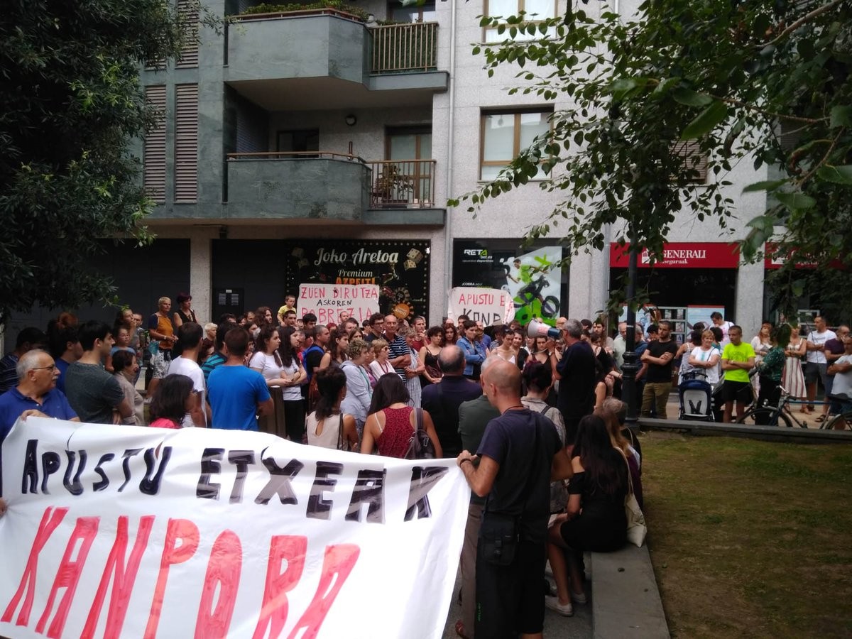 Apustua etxearen aurrean, apustu etxearen ...