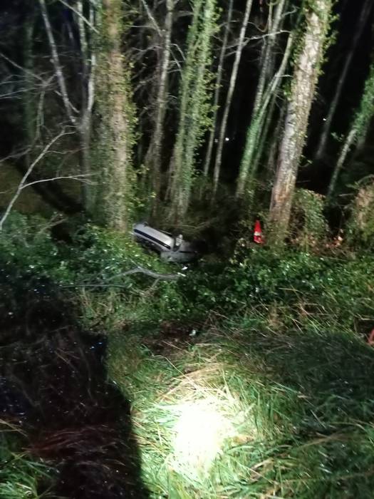Auto bat irauli da Aizarnako bidean, eta gidaria ospitalera eraman dute