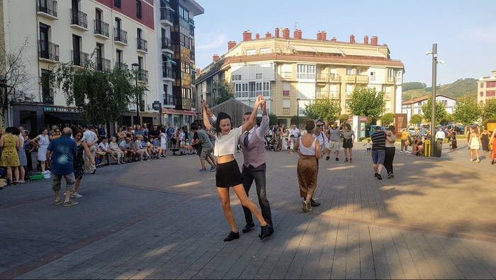 Zumaia dantzan jarriko dute larunbatean