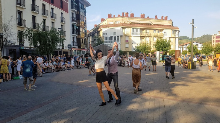 Jazz eta swing doinuekin dantza egiteko gonbidapena