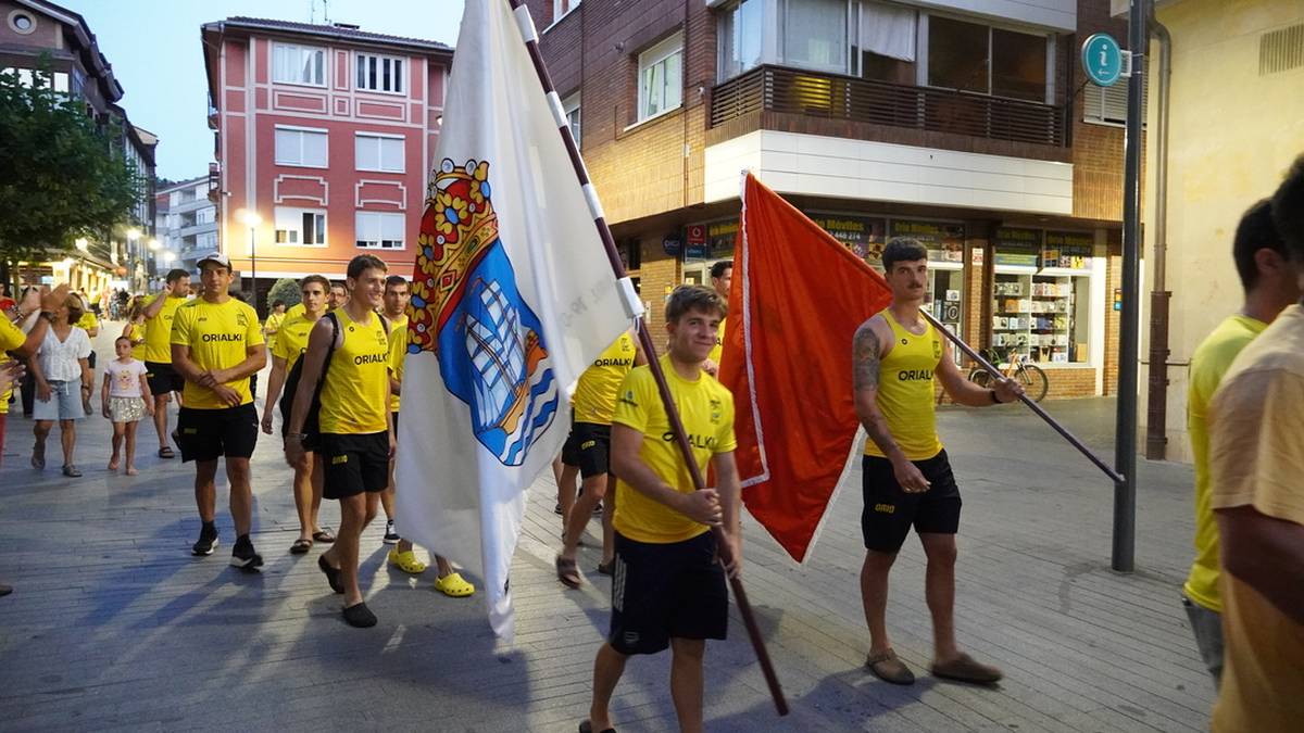 Galiziatik bueltan ere, zaleak zain
