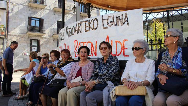 150 lagun elkartu dira Pertsona Helduen Nazioarteko Eguna ospatzeko
